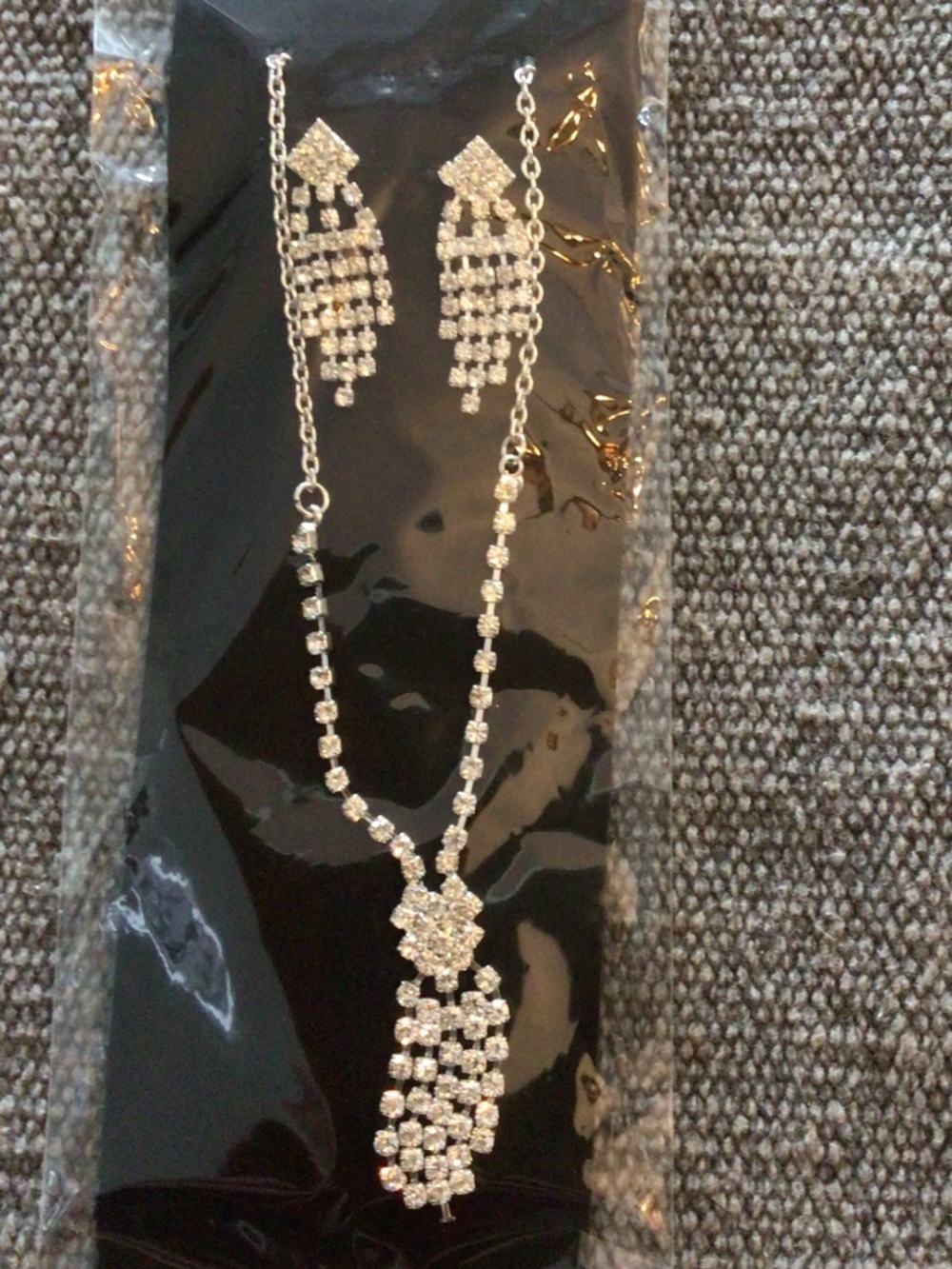 Women’s new rhinestone necklace and pierced earring set